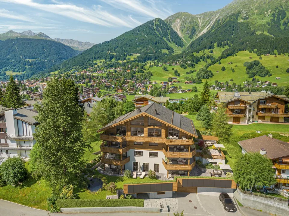 Klosters: Neubau Dachmaisonette mit edlem Interieur und Aussicht