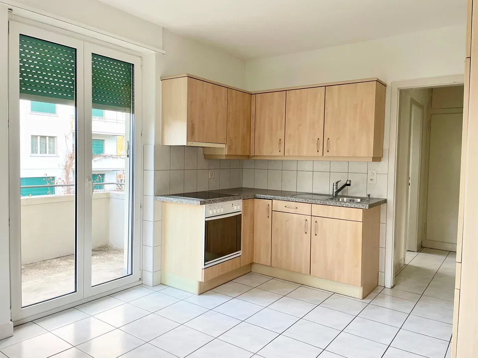 Grosszügige und ruhige 2.5-Zimmerwohnung 65m2 nähe ÖV