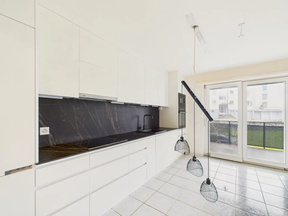 Poêle suédois confortable et terrasse avec box de garage inclus