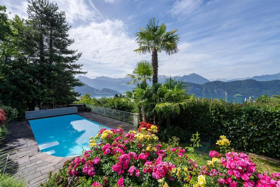 Freistehendes Einfamilienhaus mit Pool