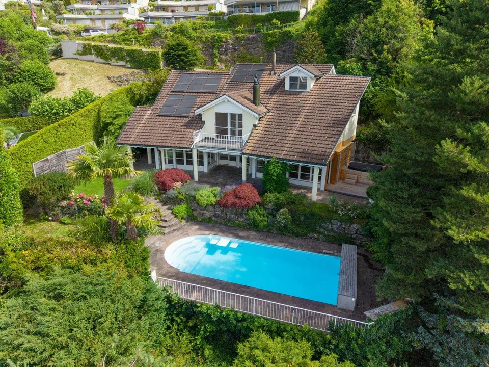 Freistehendes Einfamilienhaus mit Pool