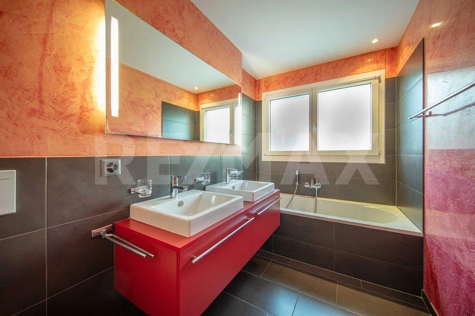 Elegante, helle 3.5-Zi.-Wohnung mit grosser Terrasse und Bergpanora...