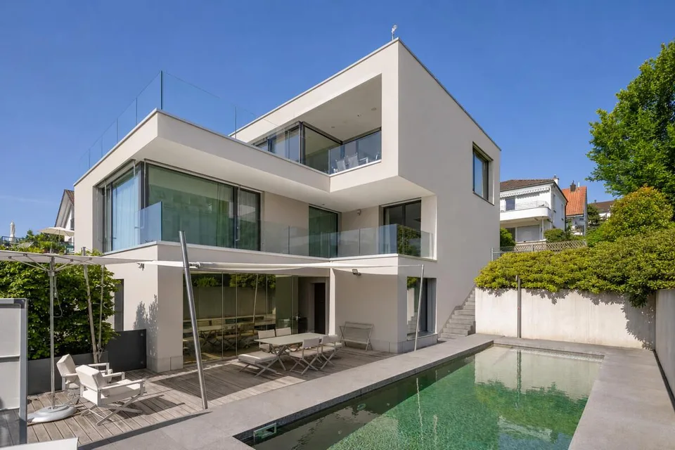 Zollikon: exklusives Einfamilienhaus mit Pool