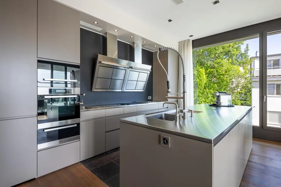 Zollikon: exklusives Einfamilienhaus mit Pool