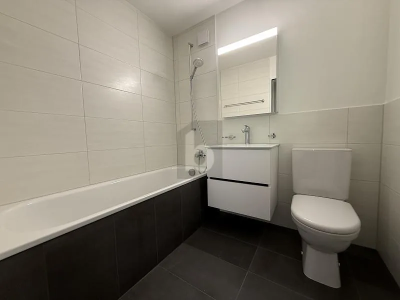 FRISCH RENOVIERT MIT GROSSEM BALKON