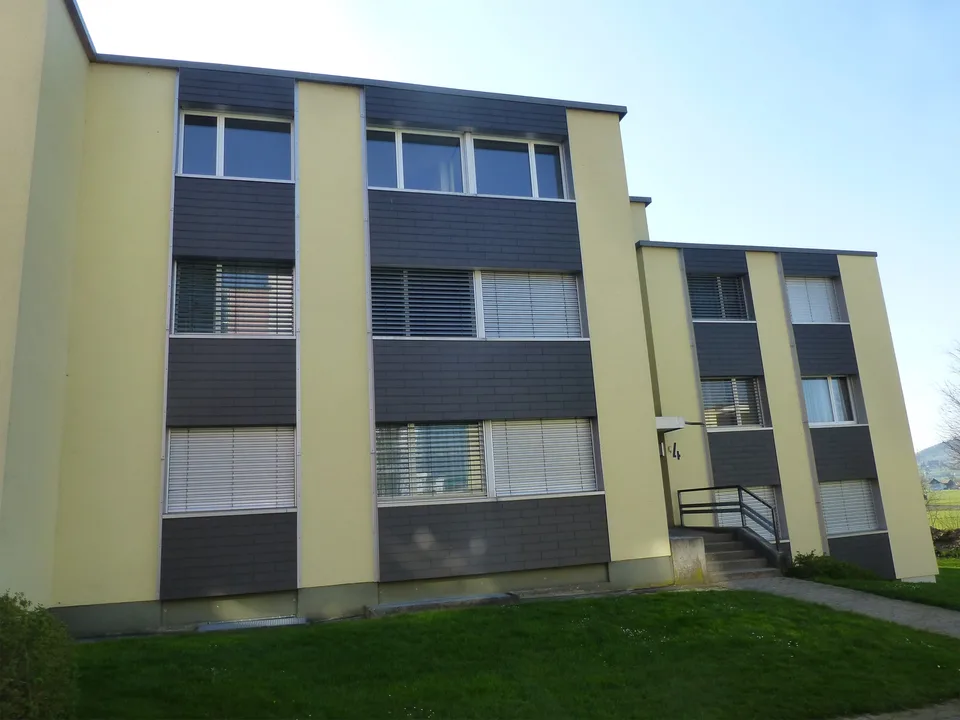 Grosse 4 1/2 Zi-Wohnung mit sehr gutem Anschluss an den ÖV