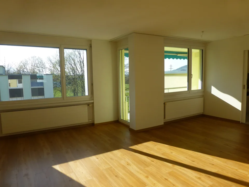 Grosse 4 1/2 Zi-Wohnung mit sehr gutem Anschluss an den ÖV