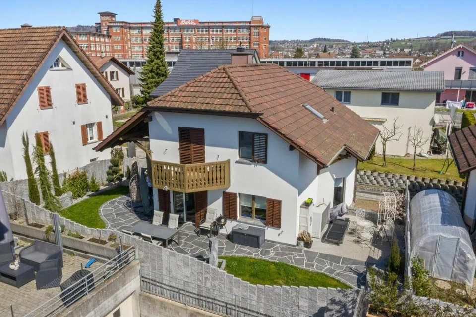 FAMILIENFREUNDLICH GROSSZÜGIG MIT SONNIGEM GARTEN AN TOP LAGE!