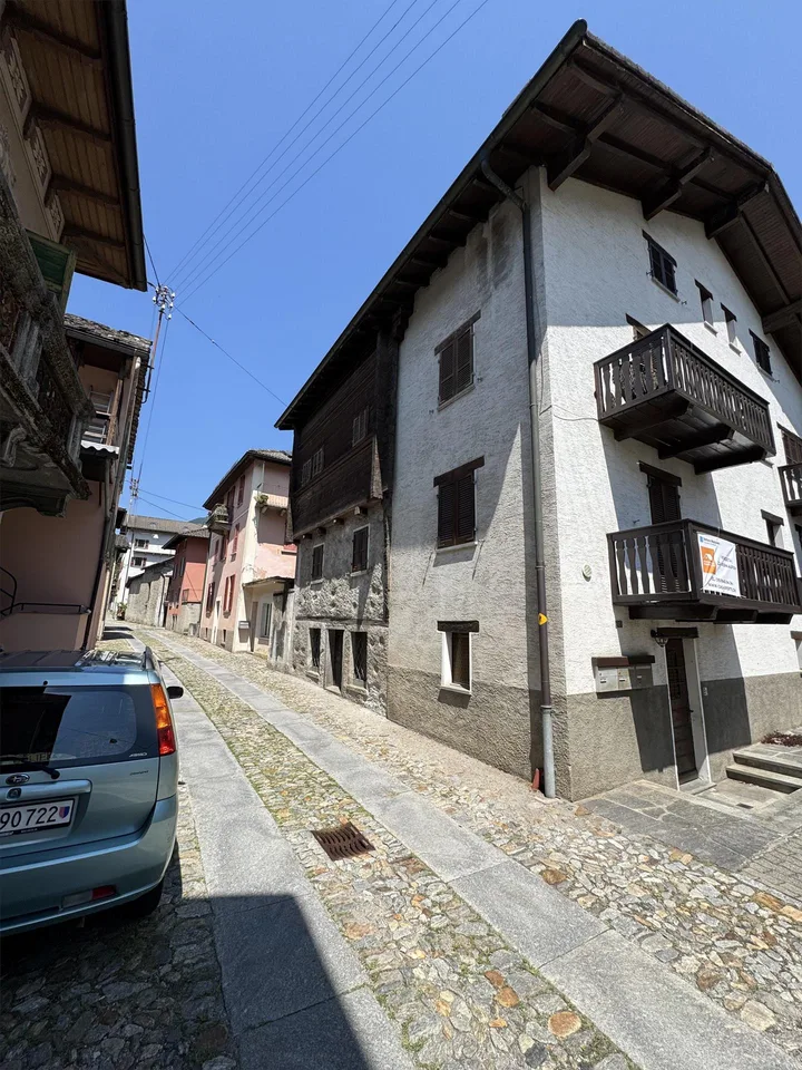 🏡 Malvaglia | Stabile con 3 appartamenti e rustico