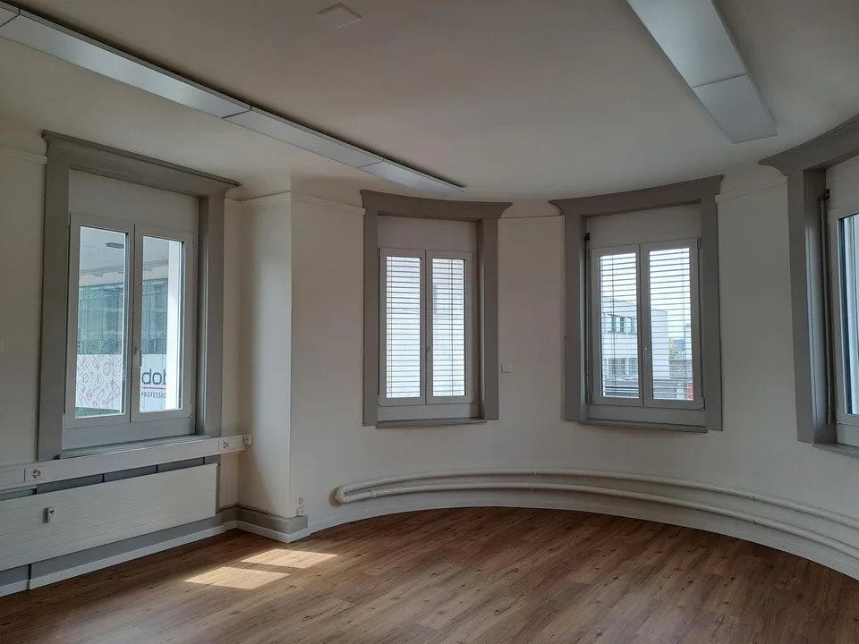 Helle Büro-, Praxis-, Gewerbeflächen mit Nebenräumen und Keller