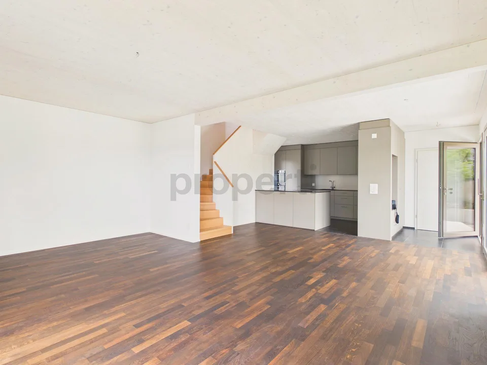 Elegante casa unifamiliare di nuova costruzione in legno sostenibile con giardino naturale e vista sulle Alpi