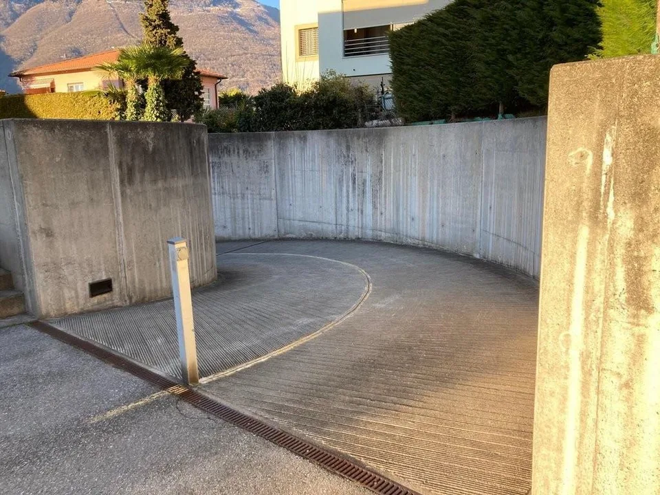Parcheggio interno a Giubiasco - presso Via Ressiga 10 E/F/G