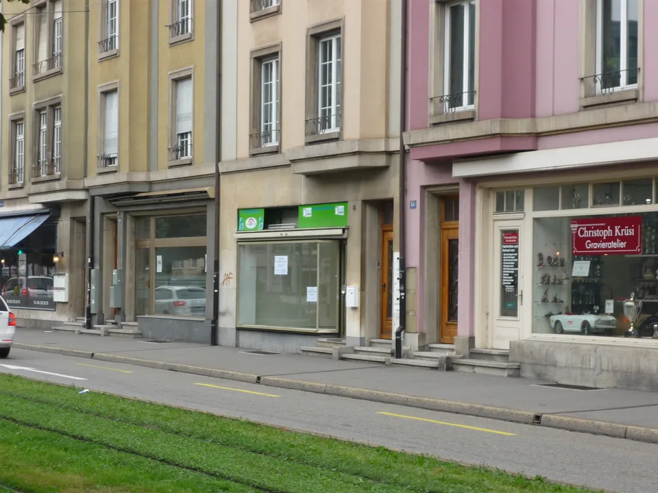 Ladenlokal mit Schaufenster + Balkon an guter Verkehrslage im Gundeli