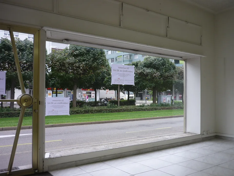 Ladenlokal mit Schaufenster + Balkon an guter Verkehrslage im Gundeli