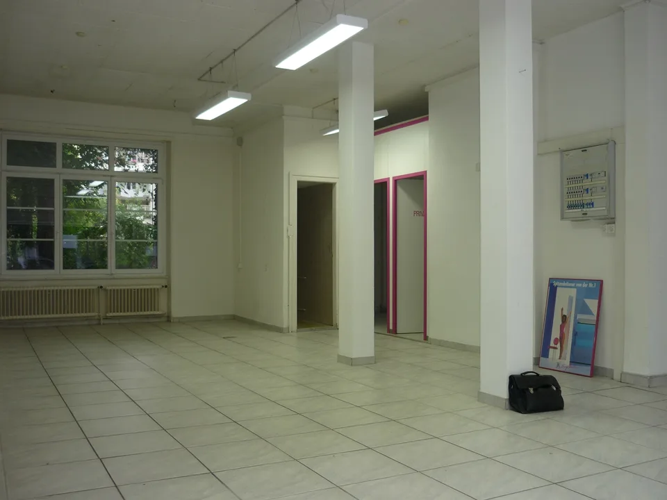 Ladenlokal mit Schaufenster + Balkon an guter Verkehrslage im Gundeli