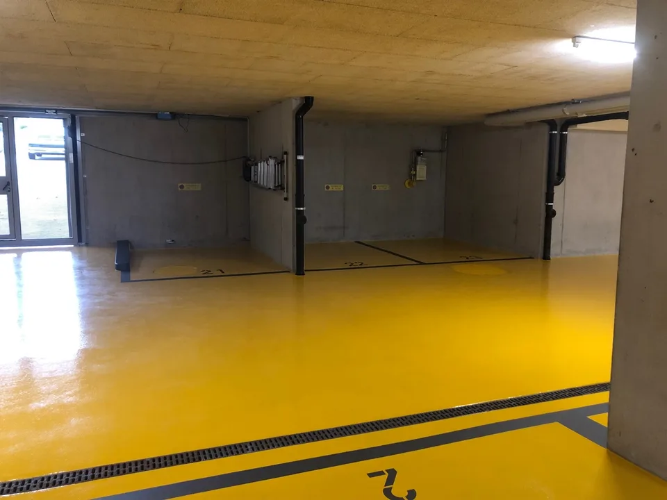 Kleinwagen-Einstellhallenplatz an zentraler Lage in Laufen - kw23