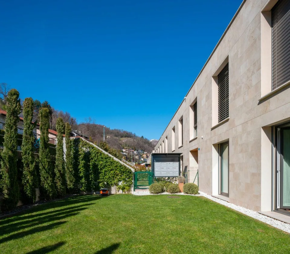 APPARTAMENTO CON PIACEVOLE VISTA LAGO | FLAT WITH PLEASANT LAKE VIE...