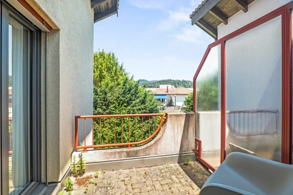 Doppeleinfamilienhaus mit grosser Rasenfläche
