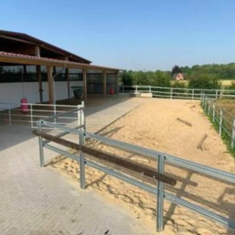 Reitsportimmobilie mit Wohnung/Einzelzimmer und Reitalle
