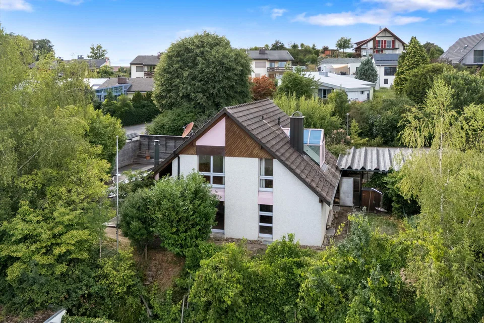 Pool, Sauna und Wintergarten: Freistehendes EFH mit viel Potenzial