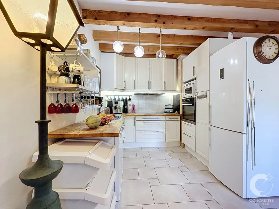 Maison individuelle avec appartement, garages et locaux