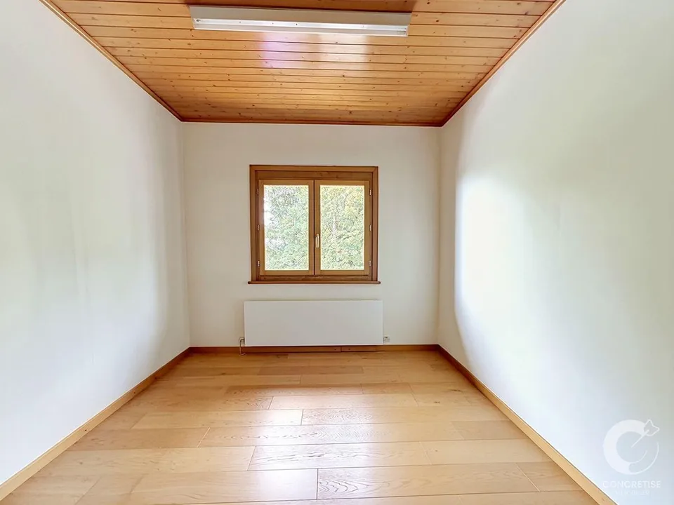 Maison individuelle avec appartement, garages et locaux