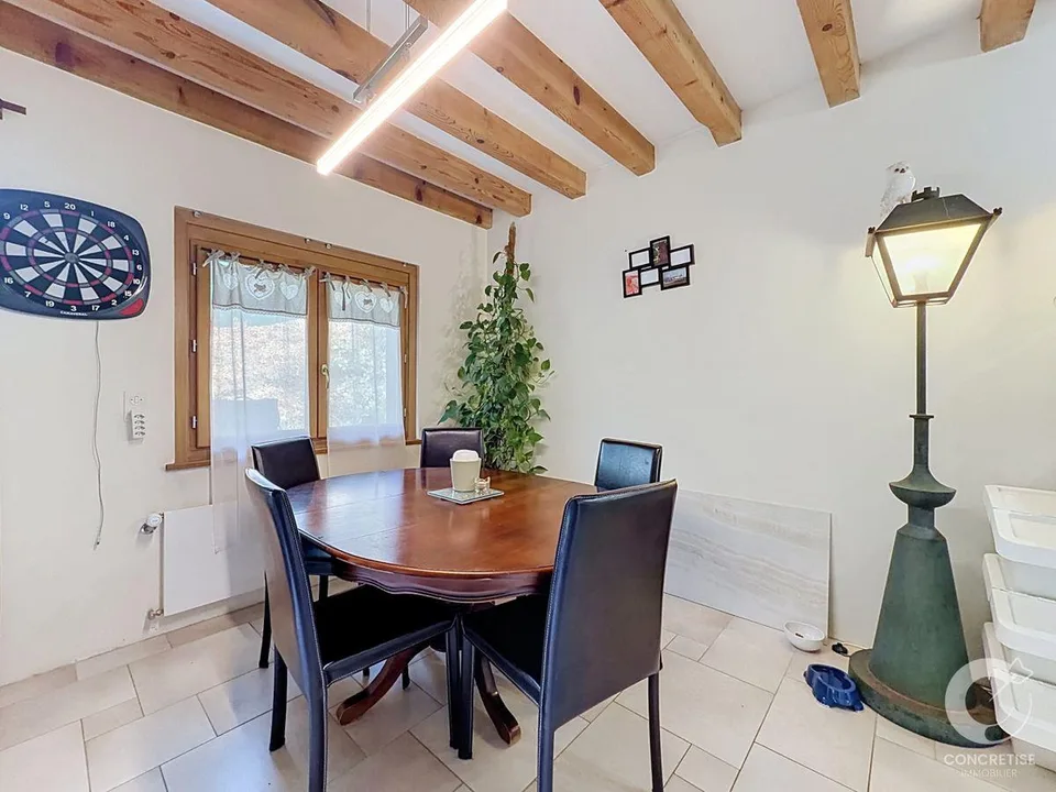 Maison individuelle avec appartement, garages et locaux