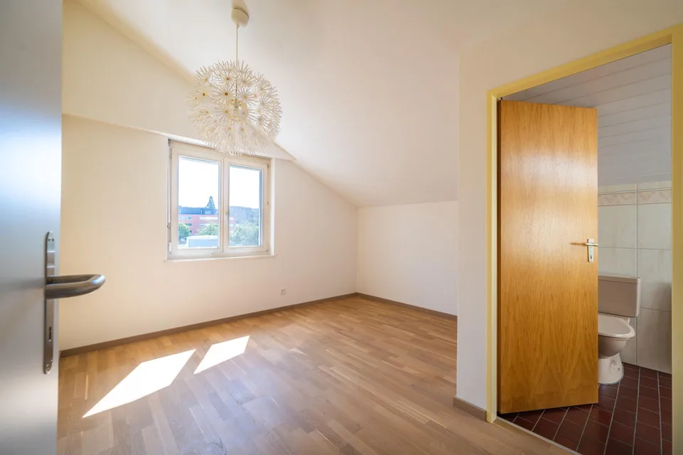 4.5-Zimmer-Maisonettewohnung mit Balkon und Gartenanteil – Foto 7 von 9