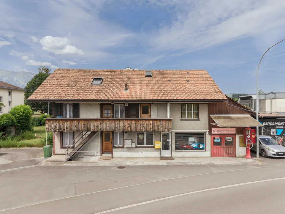 Zentrales Wohnhaus mit Ladenlokal in Uetendorf
