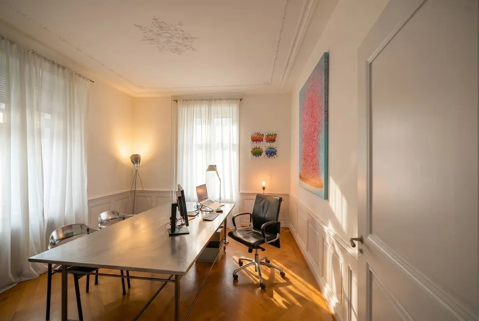 EINMALIGE GELEGENHEIT - STADTHAUS MIT ATELIERGEBÄUDE UND PARKPLATZ