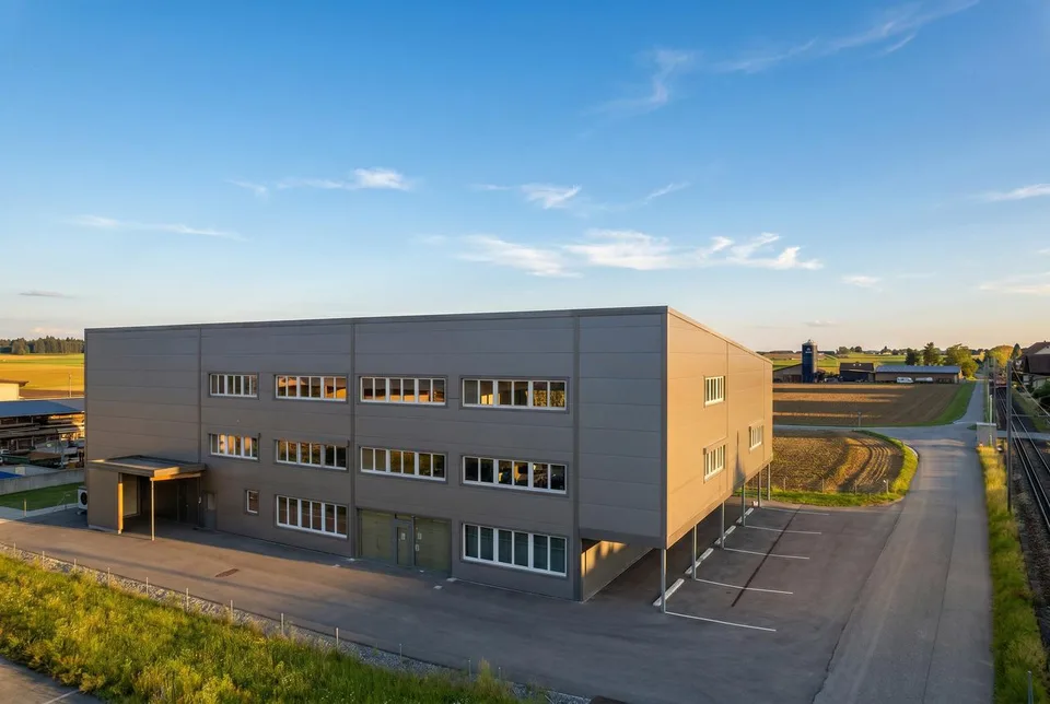 EXKLUSIVE GEWERBELIEGENSCHAFT MIT MODERNER HOLZ-HYBRID-ARCHITEKTUR