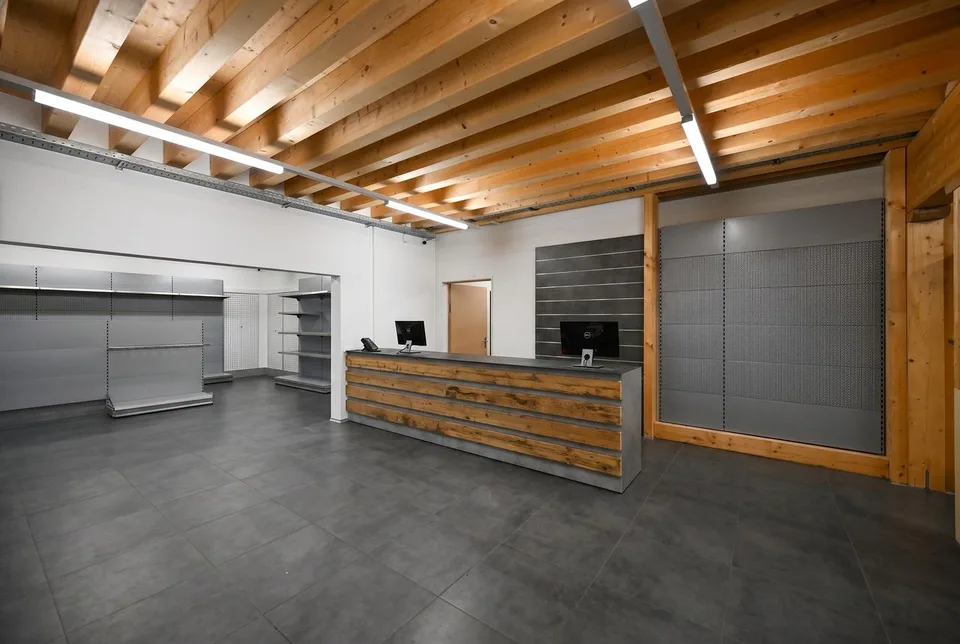 EXKLUSIVE GEWERBELIEGENSCHAFT MIT MODERNER HOLZ-HYBRID-ARCHITEKTUR