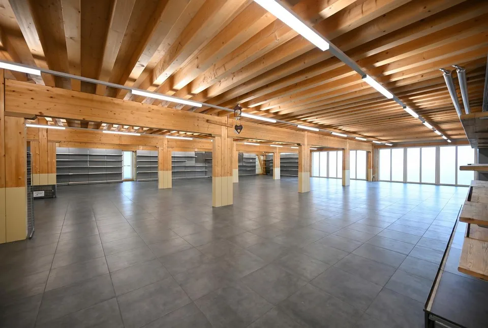 EXKLUSIVE GEWERBELIEGENSCHAFT MIT MODERNER HOLZ-HYBRID-ARCHITEKTUR