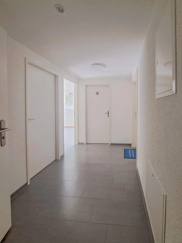 Atelier/Praxis-Raum im UG mit viel Tageslicht
