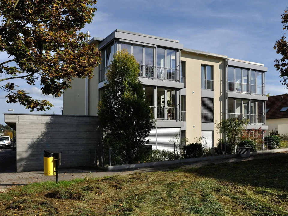 Atelier/Praxis-Raum im UG mit viel Tageslicht