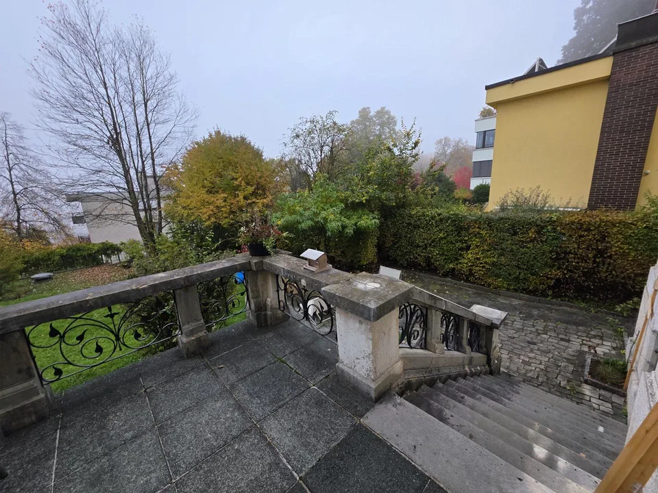 Grosszügige 5.5-Zimmer-Parterrewohnung mit 120 m² Terrasse