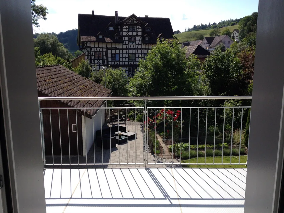 Charmante 2 1/2 Zimmerwohnung mit Balkon und eigenem Waschturm