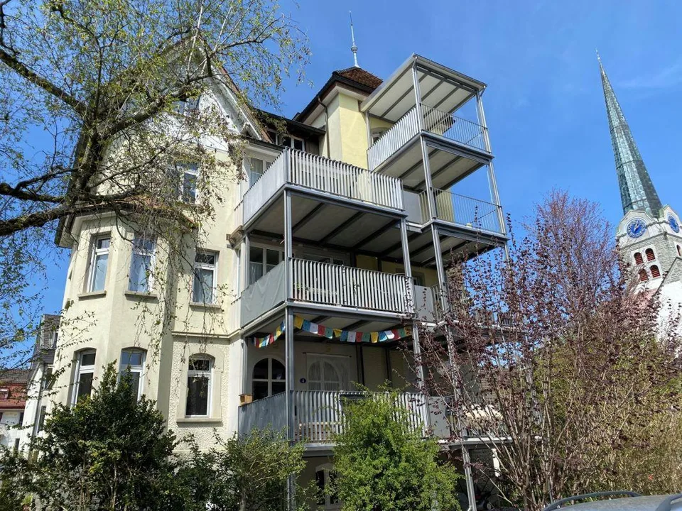 4 Zimmerwohnung Altbau mit grosser Balkonanlage