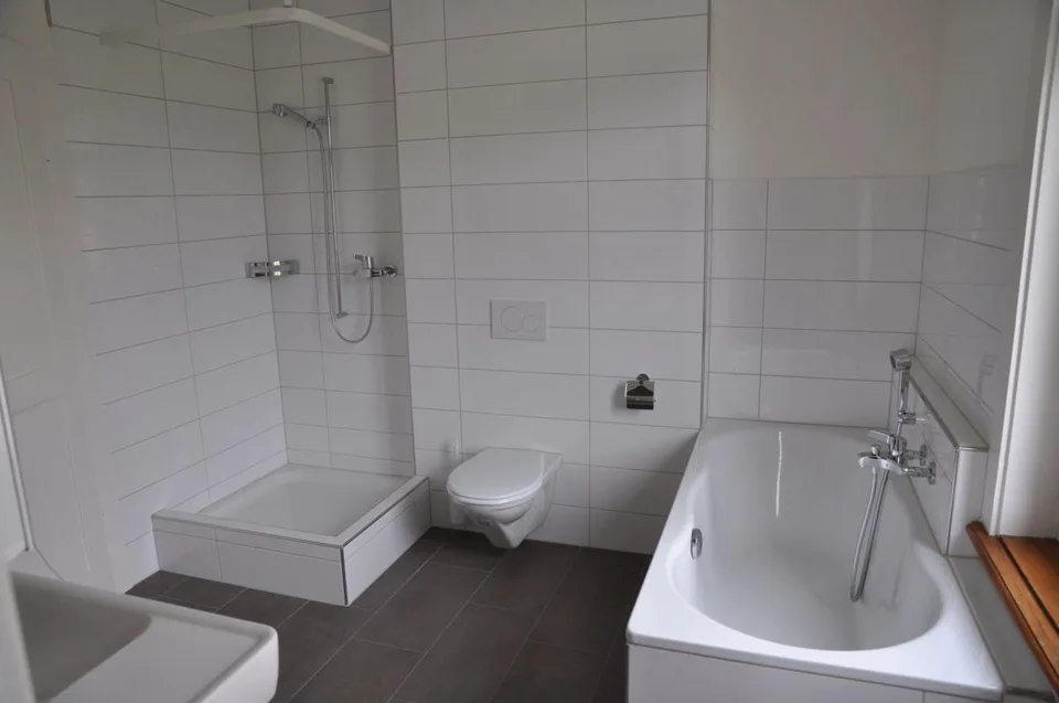 4 Zimmerwohnung Altbau mit grosser Balkonanlage