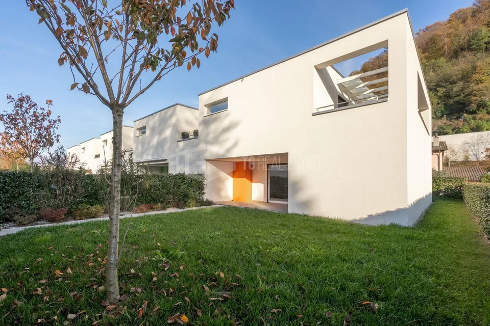 INCANTEVOLE VILLA DI TESTA DI 5.5 LOCALI CON GIARDINO | ENCHANTING ...