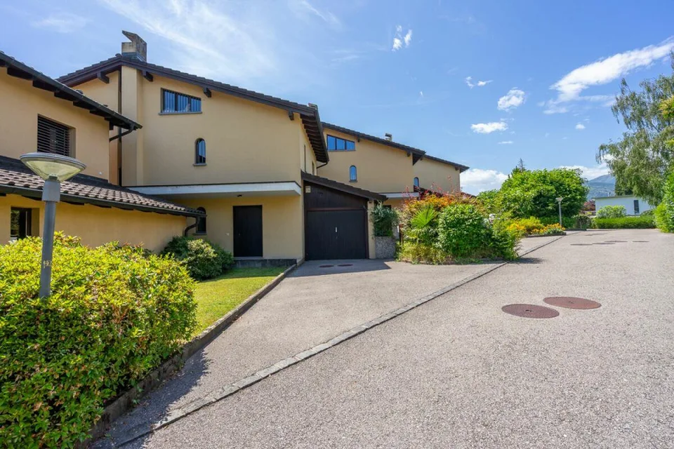 COLLINA D'ORO - CASA CON GIARDINO IN UNA DELLE ZONE PIÙ RICERCATE D...