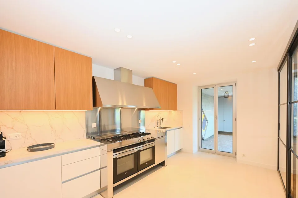 Elegante Appartamento Ammobiliato con Vista Panoramica a Porza – foto 8 di 16