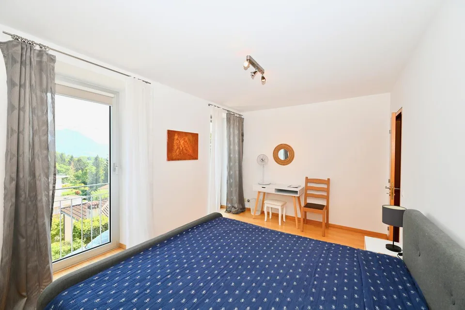 Elegante Appartamento Ammobiliato con Vista Panoramica a Porza – foto 10 di 16