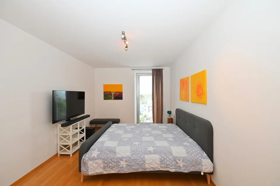 Elegante Appartamento Ammobiliato con Vista Panoramica a Porza – foto 11 di 16
