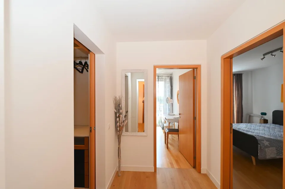 Elegante Appartamento Ammobiliato con Vista Panoramica a Porza – foto 16 di 16