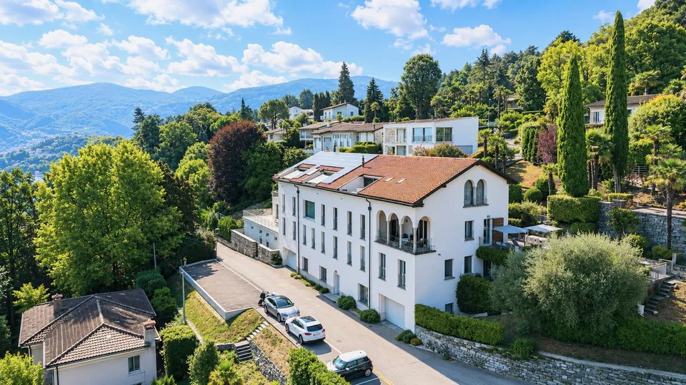 Elegante Appartamento Ammobiliato con Vista Panoramica a Porza
