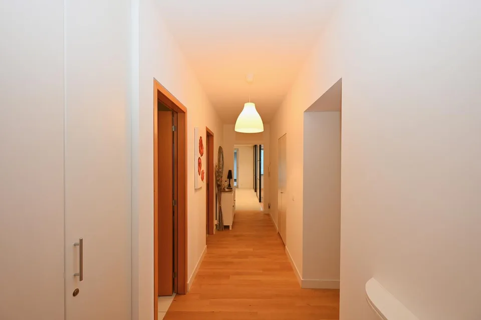 Elegante Appartamento Ammobiliato con Vista Panoramica a Porza – foto 15 di 16