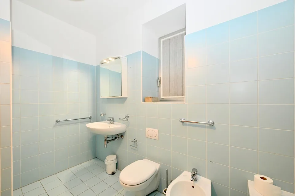 Elegante Appartamento Ammobiliato con Vista Panoramica a Porza – foto 13 di 16