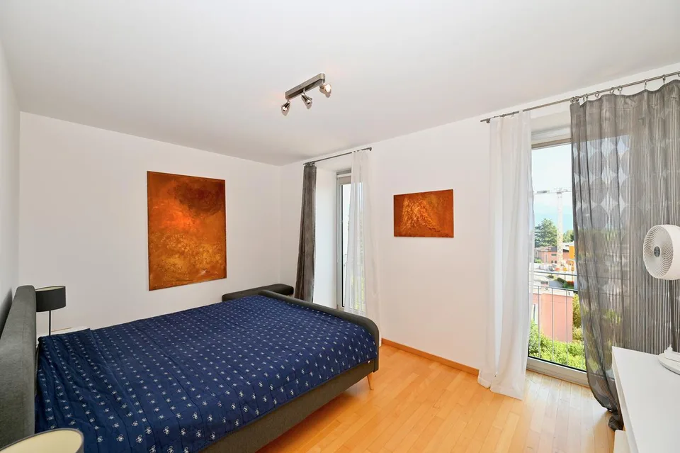 Elegante Appartamento Ammobiliato con Vista Panoramica a Porza – foto 9 di 16