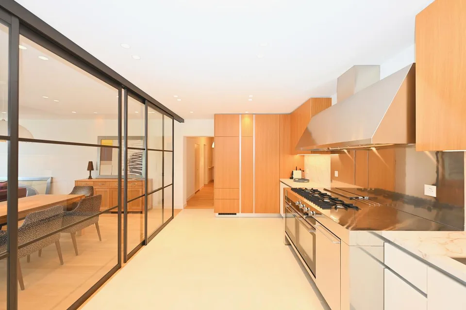 Elegante Appartamento Ammobiliato con Vista Panoramica a Porza – foto 7 di 16